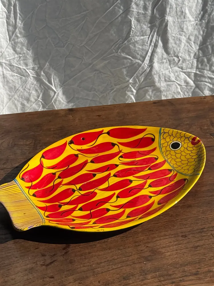 Platter and bowls - Decorative dish in the shape of a fish on a yellow background decorated with red peppers - OFFICE OBJETS