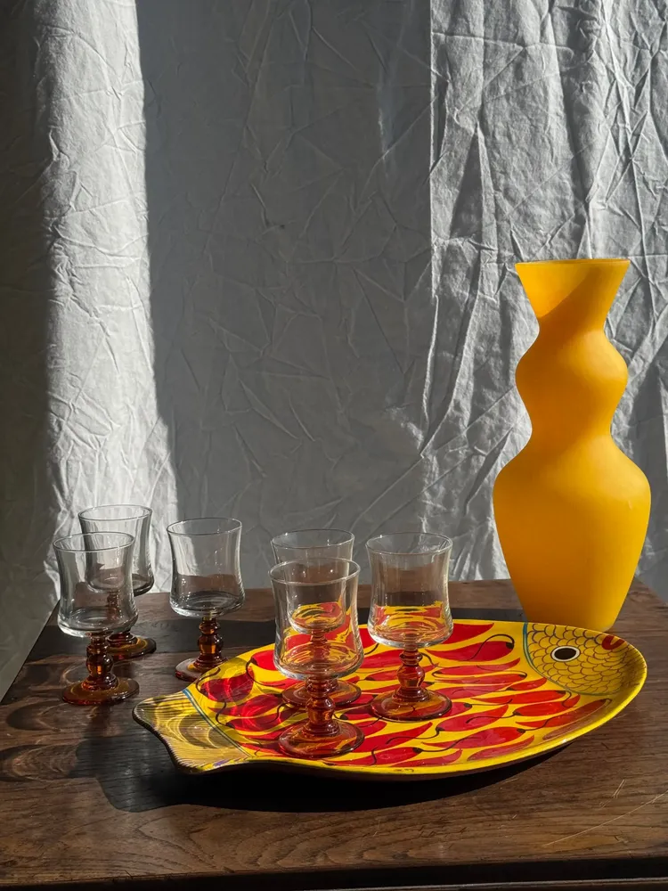 Platter and bowls - Decorative dish in the shape of a fish on a yellow background decorated with red peppers - OFFICE OBJETS