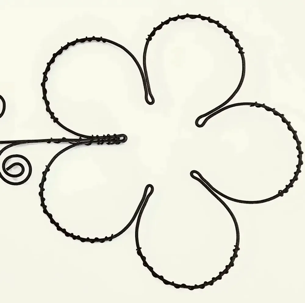 Other wall decoration - Daisy Flower - "Namaste" - Wire Wall Decoration - BIJOUX DE MUR