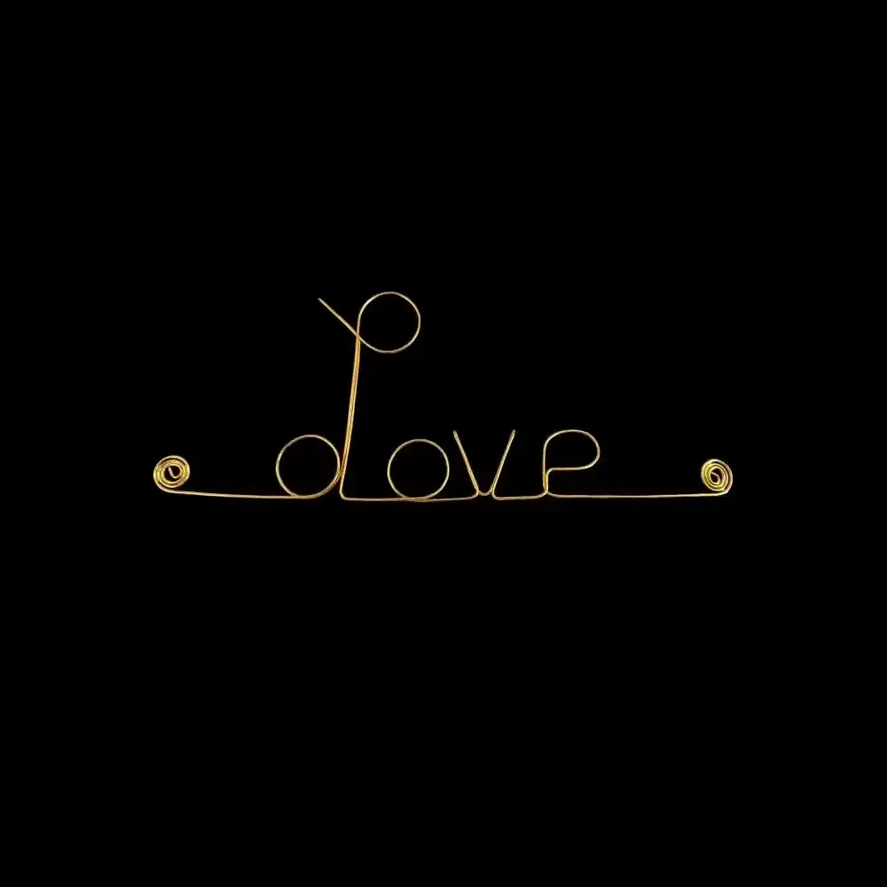 Other wall decoration - Small word in golden brass wire "Love" - ​​Wall decoration - BIJOUX DE MUR