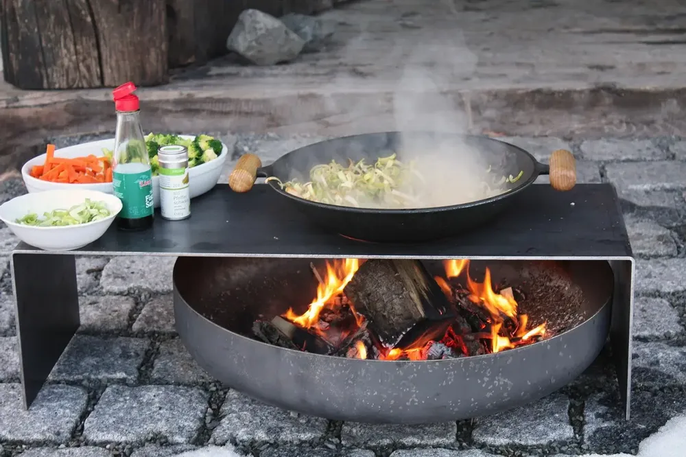 Outdoor fireplaces - Fire bowl with bench - RAUMGESTALT