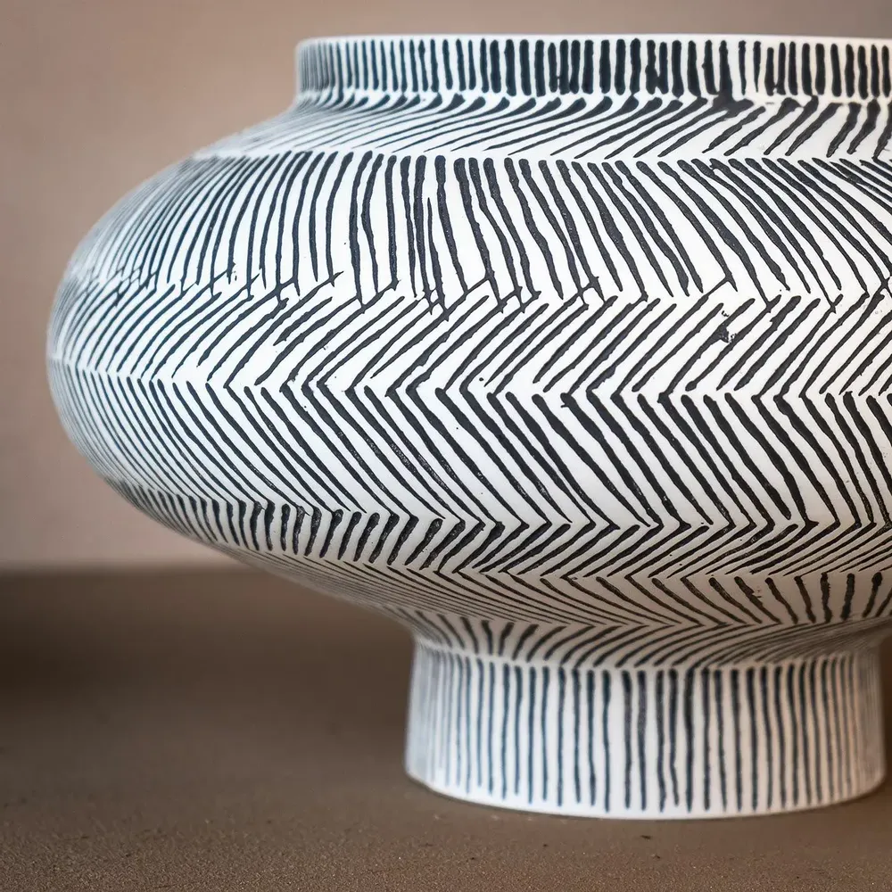 Vases - Arta lines, bone china vase, round, white, black - KLATT OBJECTS