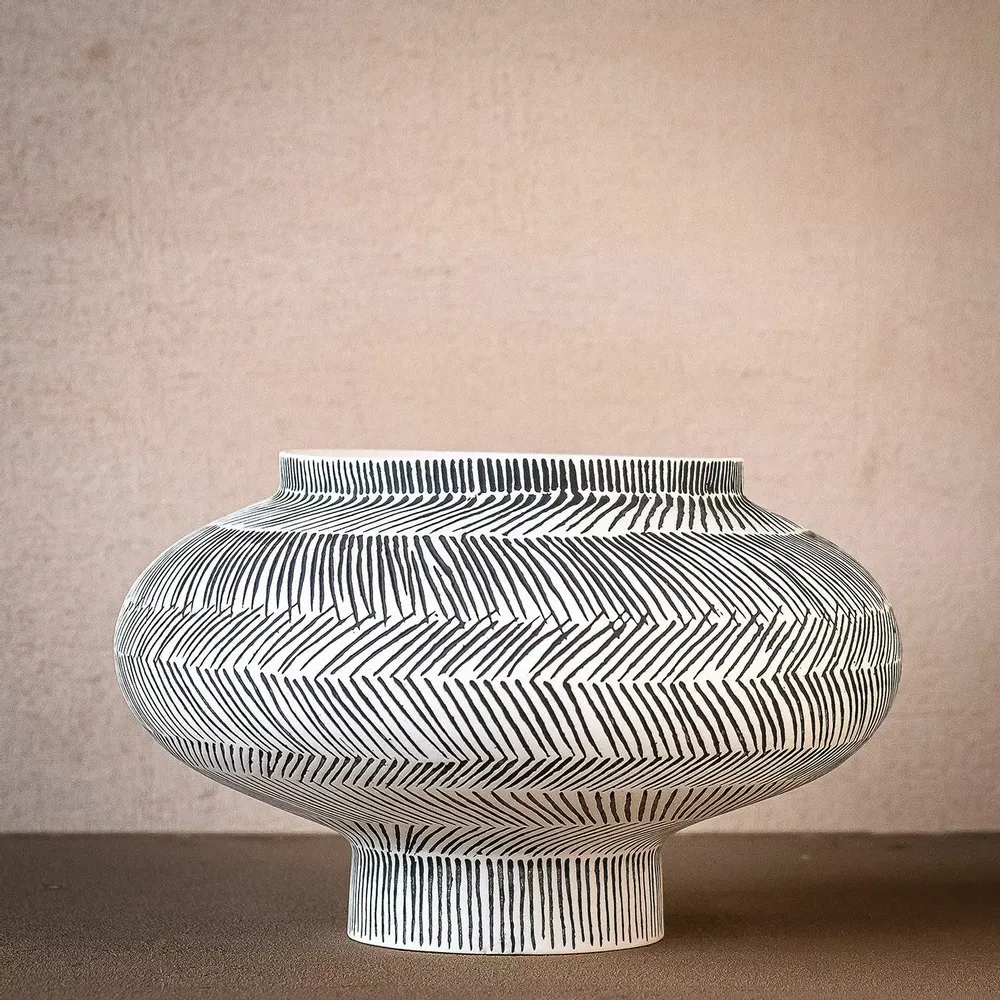 Vases - Arta lines, bone china vase, round, white, black - KLATT OBJECTS