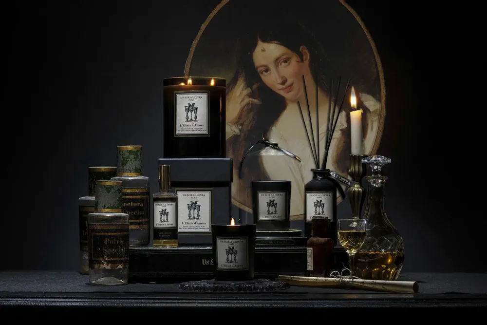 Decorative objects - THE ELIXIR OF LOVE - 100% VEGETABLE WAXED SCENTED CANDLE - 1KG - UN SOIR A L'OPERA