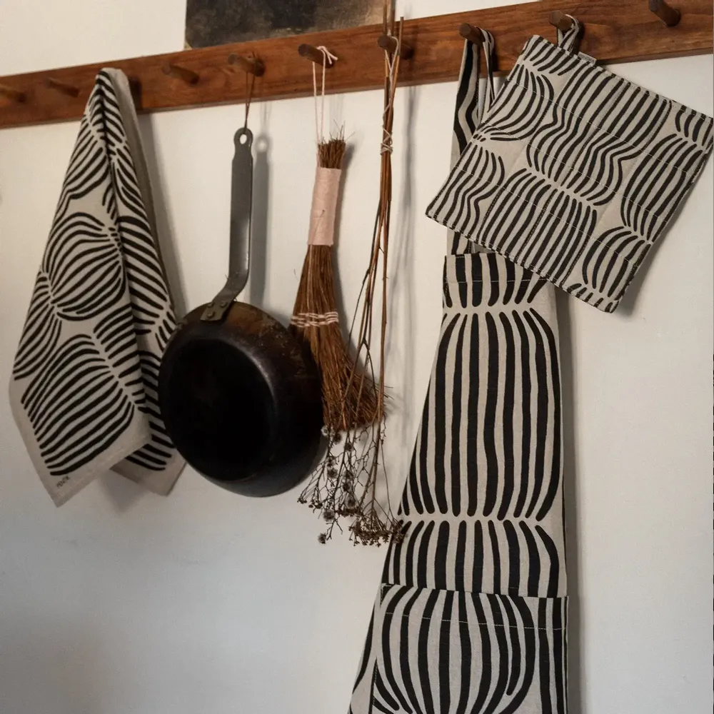 Kitchen utensils - Vilja Kitchen Towel Black 47x70 cm - PENTIK