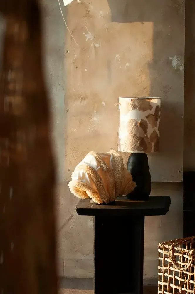 Lampes de table - Lampe de table Coral fabriquée à la main en fibre naturelle et en pote - SREPOKK