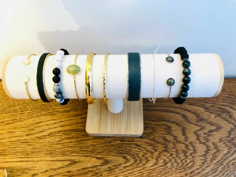Cadeaux - 10 bracelets en pierres naturelles semi-précieuses avec présentoir - LILIBELLULE