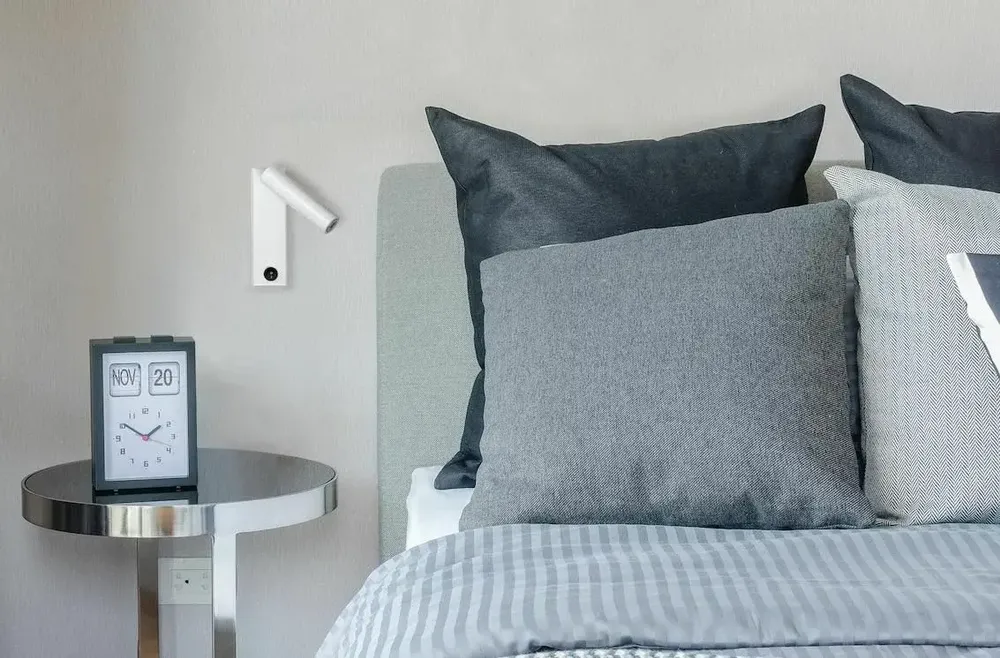 Wall lamps - MANHATTAN wall lamp with reader, USB plug in white - LUXCAMBRA