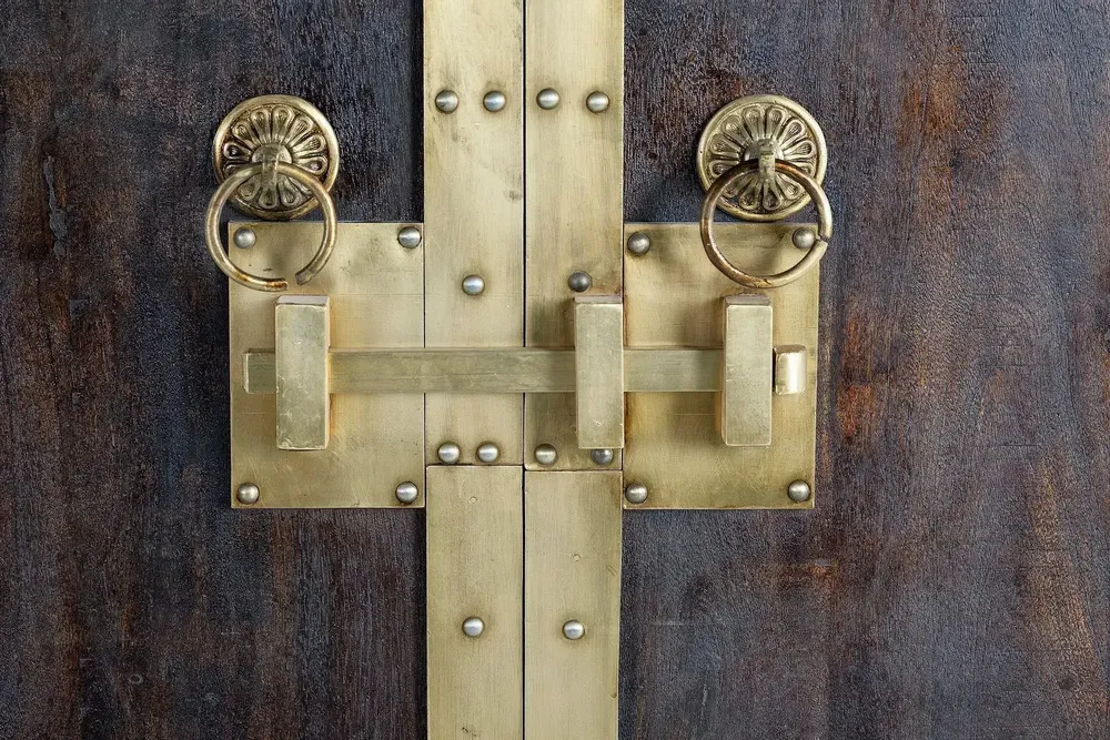 Wardrobe - Wooden cabinet and dark walnut bronze details - GINER Y COLOMER