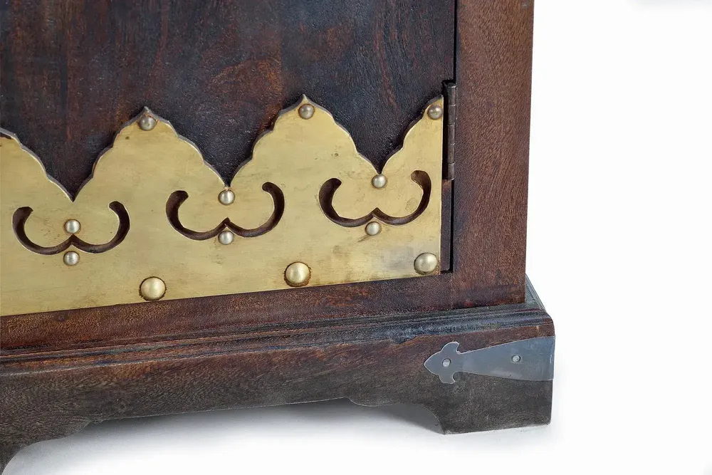 Wardrobe - Wooden cabinet and dark walnut bronze details - GINER Y COLOMER
