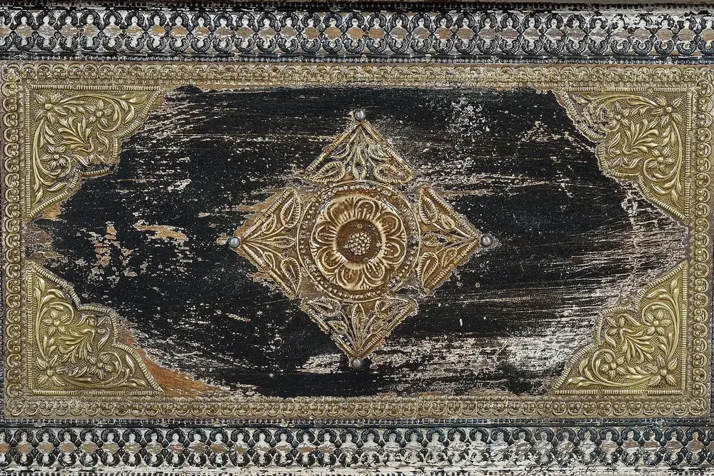 Storage boxes - Mango wood chest and aged white bronze details - GINER Y COLOMER