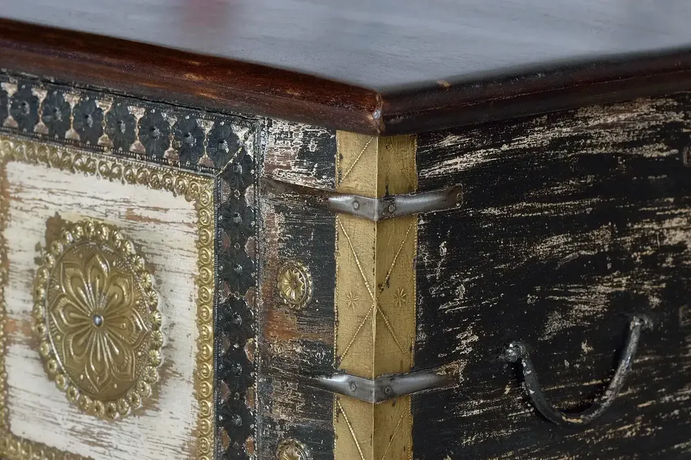 Storage boxes - Mango wood chest and bronze details - GINER Y COLOMER