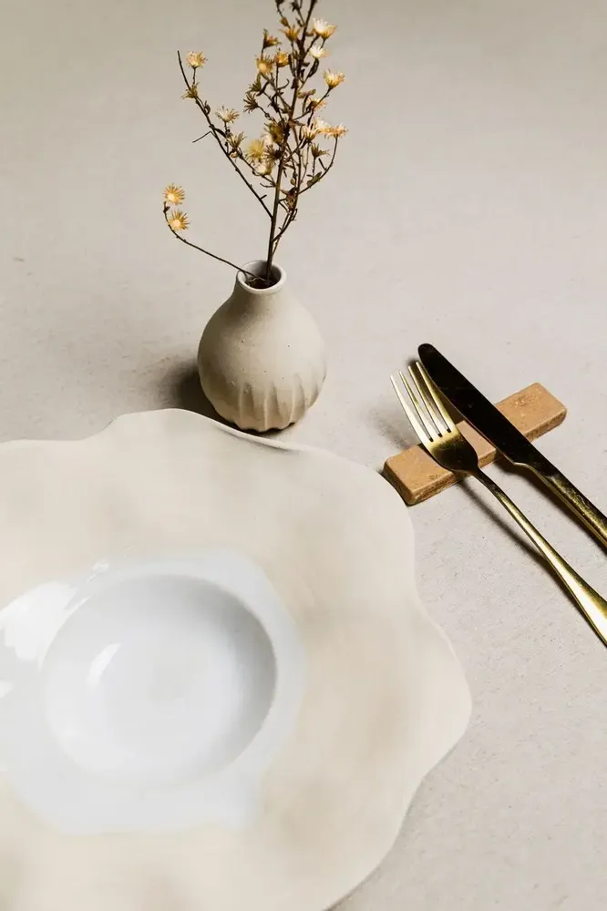 Formal plates - Floral plate with wide flange - MARIA MONASTERIO CERAMIC
