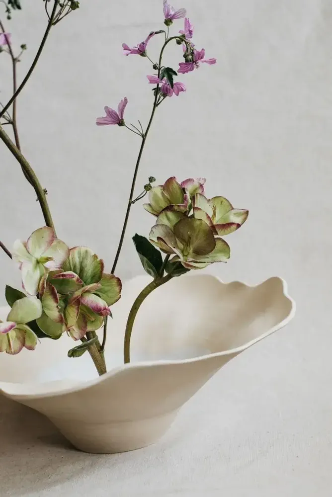 Formal plates - Floral plate with wide flange - MARIA MONASTERIO CERAMIC