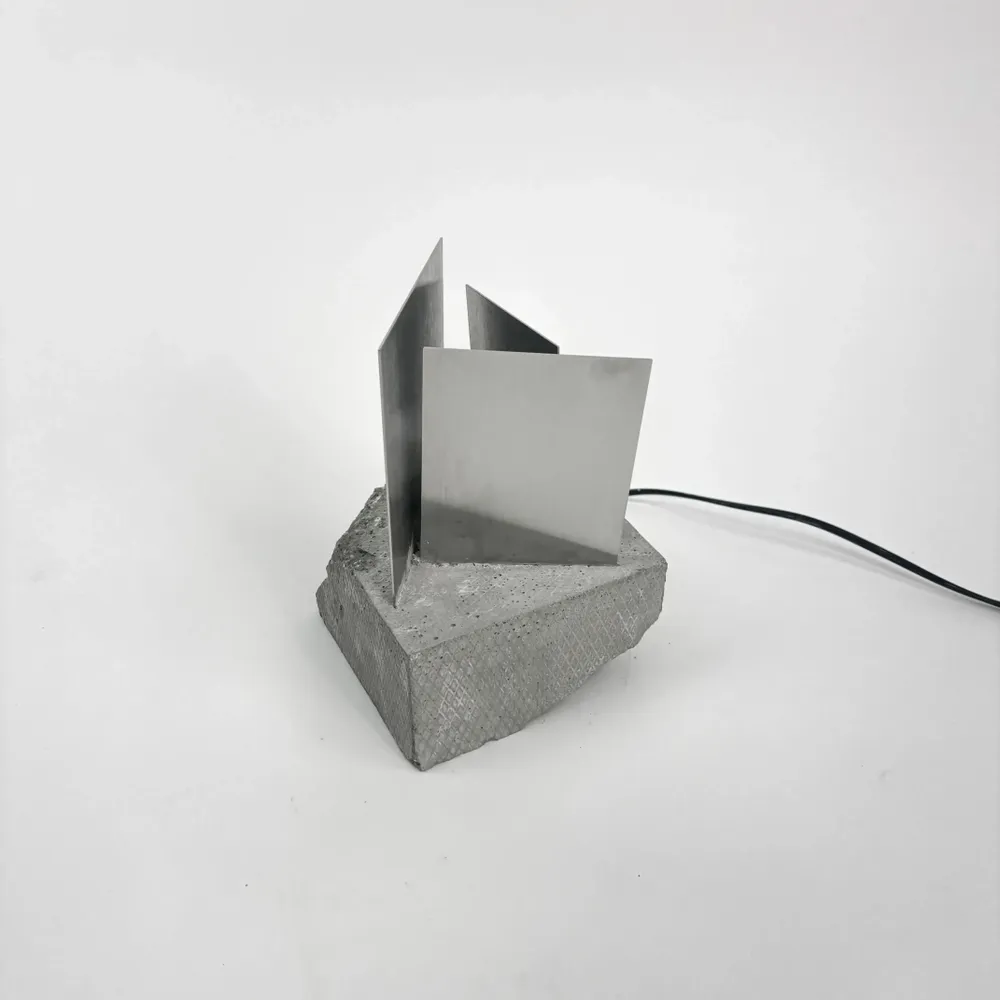Lampes de bureau  - Lampe de table sculpturale [ESSENCE] - CASE STUDIOS