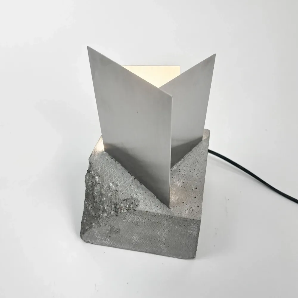 Lampes de bureau  - Lampe de table sculpturale [ESSENCE] - CASE STUDIOS
