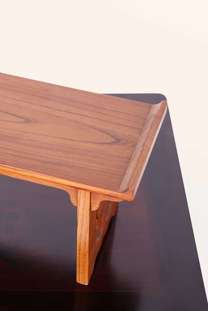 Autres tables - Mini-table faite à la main avec extrémités tournées vers le haut - THE ZHAI