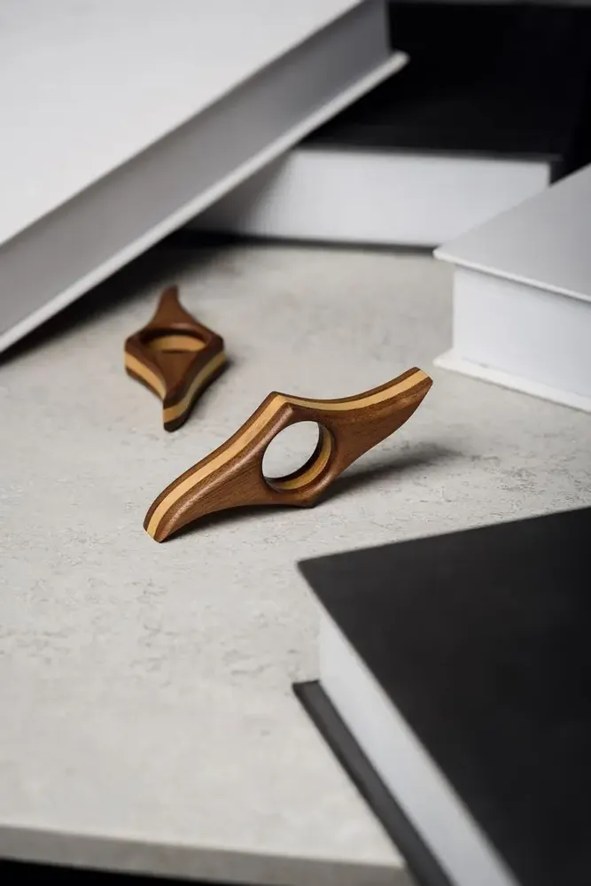 Gifts - TILISMA Wooden Book Page Holder - Handmade Walnut Thumb Book Accessori - TILISMA