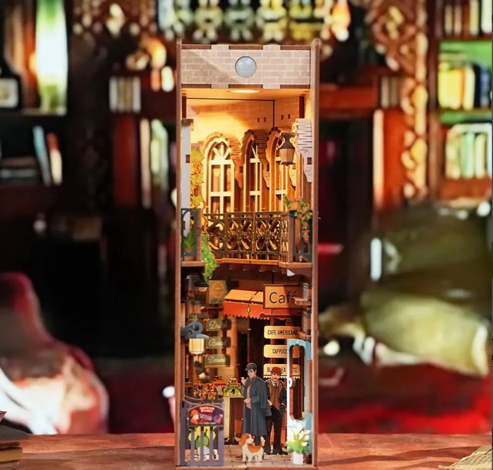 Sculptures, statuettes and miniatures - Book Nook - Baker Street - CENGO