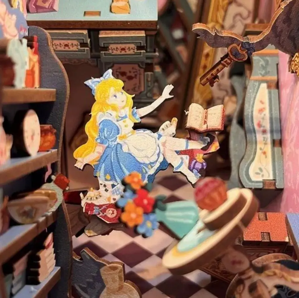 Sculptures, statuettes and miniatures - Book Nook - Alice in Wonderland - CENGO