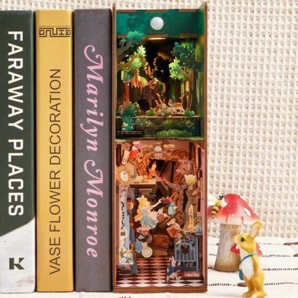 Sculptures, statuettes and miniatures - Book Nook - Alice in Wonderland - CENGO