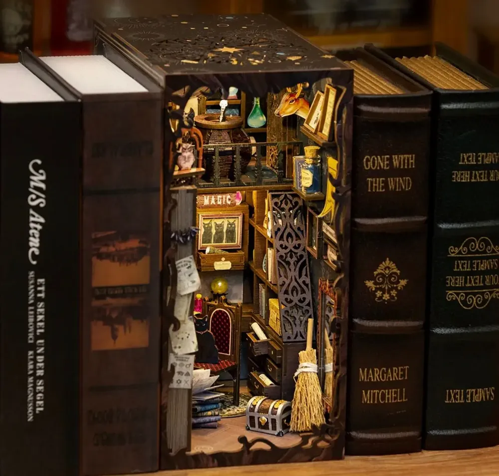 Sculptures, statuettes and miniatures - Book Nook - Magic Pharmacist - CENGO