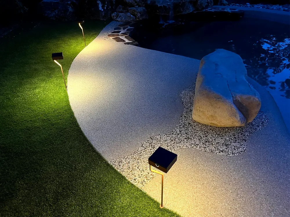 Lampadaires extérieurs - Borne solaire TEE - LYX LUMINAIRES