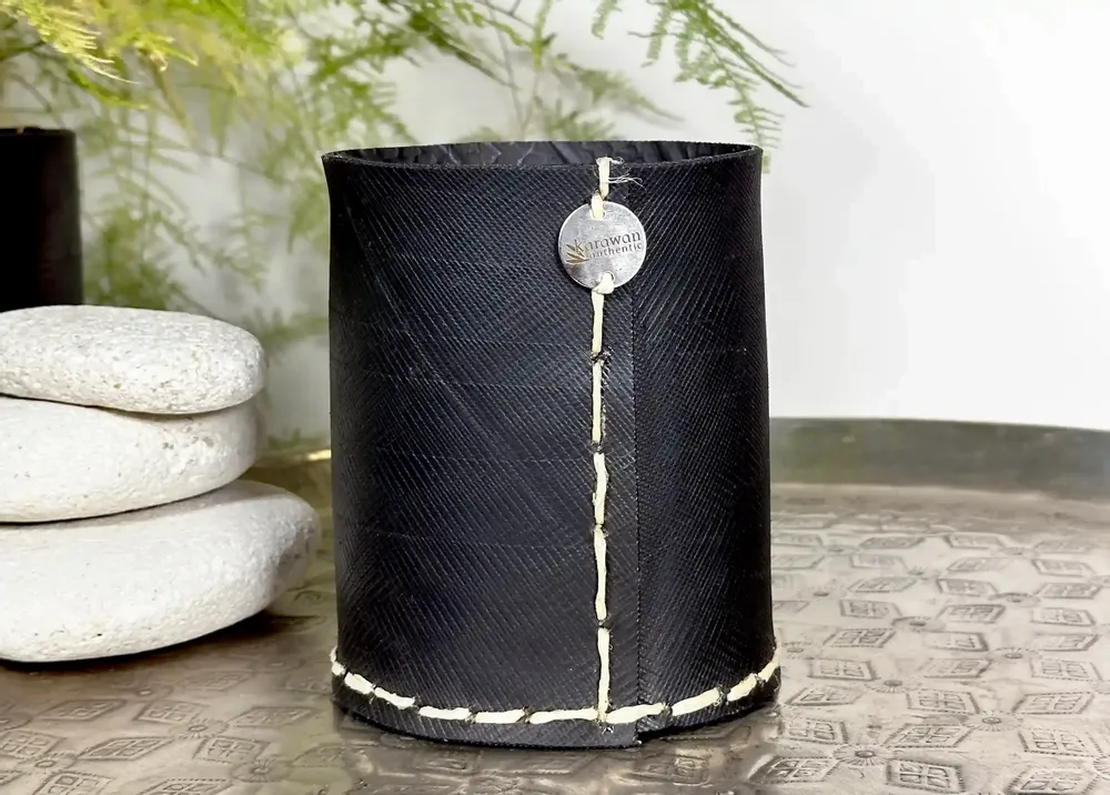 Objets de décoration - Pot droit en pneu recyclé. - KARAWAN AUTHENTIC