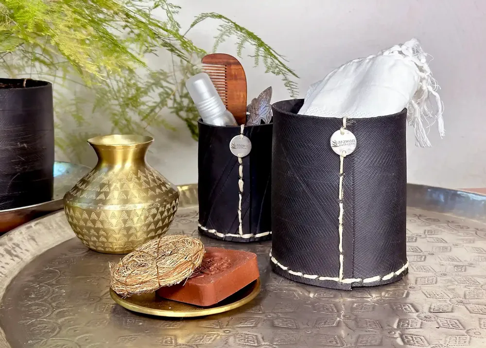 Objets de décoration - Pot droit en pneu recyclé. - KARAWAN AUTHENTIC