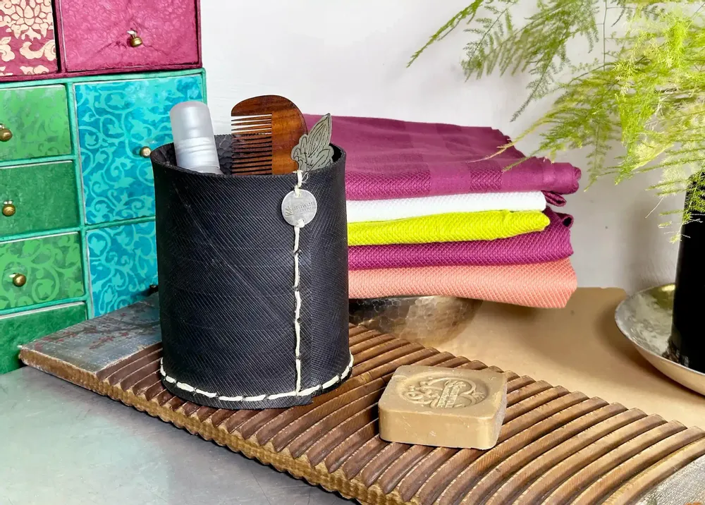 Objets de décoration - Pot droit en pneu recyclé. - KARAWAN AUTHENTIC