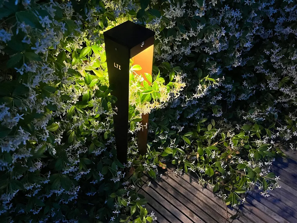Lampadaires extérieurs - borne solaire BTS 900 - LYX LUMINAIRES