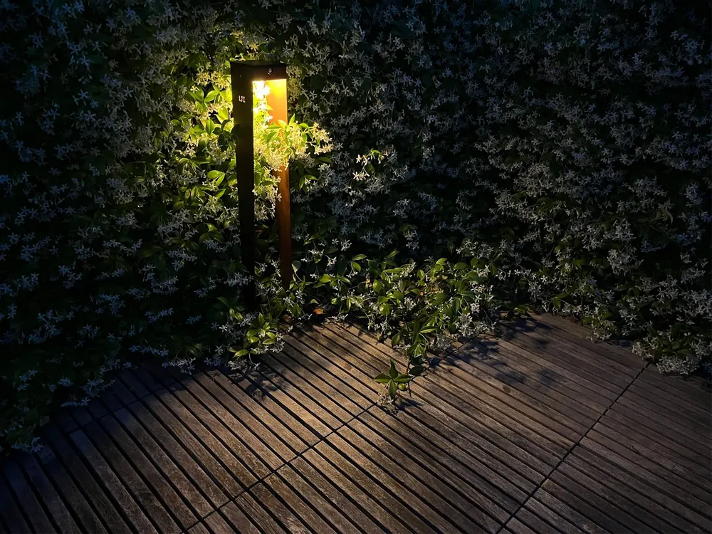 Lampadaires extérieurs - borne solaire BTS 900 - LYX LUMINAIRES