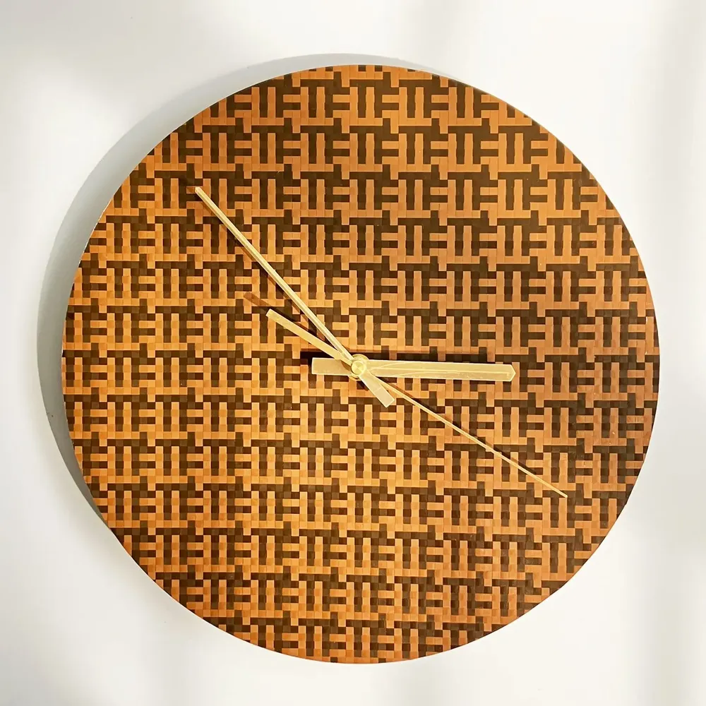 Aménagements pour bureau - L'horloge MusicCloth® tourne dans le sens inverse - REHYPHEN