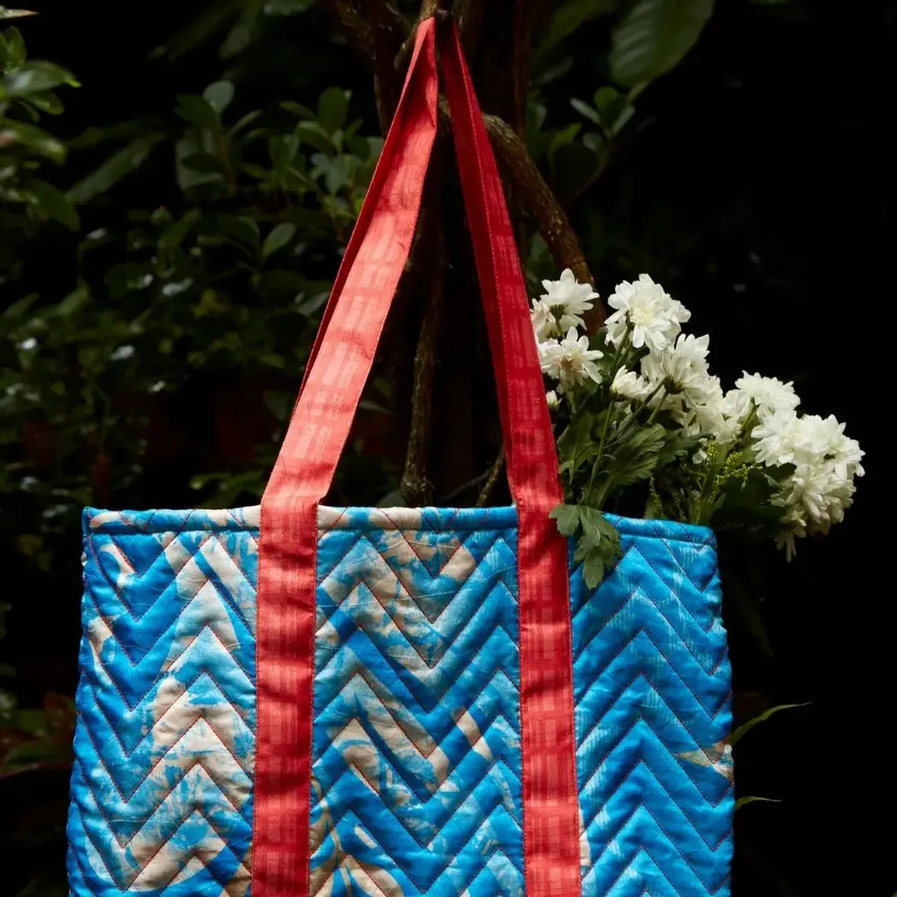 Sacs et cabas - Des sacs fourre-tout recyclés fabriqués à partir de saris d'occasion - I WAS A SARI