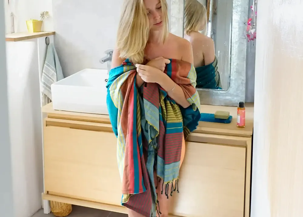 Serviettes de bain - FOUTA TISSÉE EN COTON BIOLOGIQUE - EBENE - couleur RED BLUE - KARAWAN AUTHENTIC