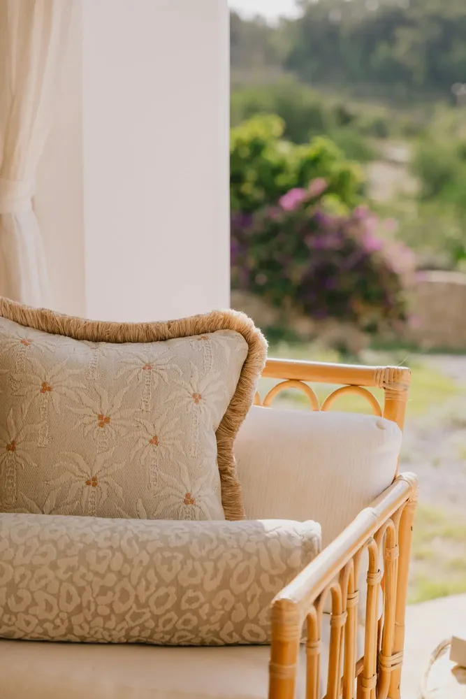 Tissus pour extérieurs - Coussin Réversible Laura Sable & Écru x Rosita Sable & Écru - PALAIS SUSTAINABLE LUXURY