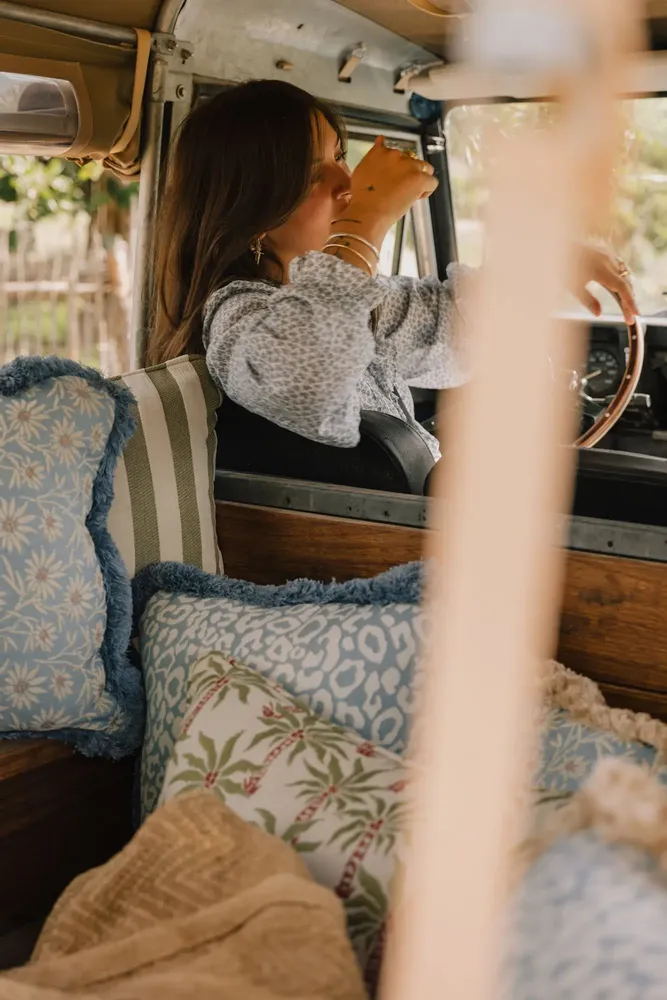 Tissus pour extérieurs - Coussin Réversible Maya Ice & Écru x Laura Ice & Écru - PALAIS SUSTAINABLE LUXURY