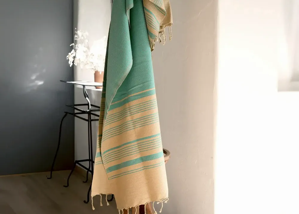 Serviettes de bain - FOUTA EN COTON BIOLOGIQUE - Collection SAND- Couleur SABLE & BLEU ALIZE - KARAWAN AUTHENTIC