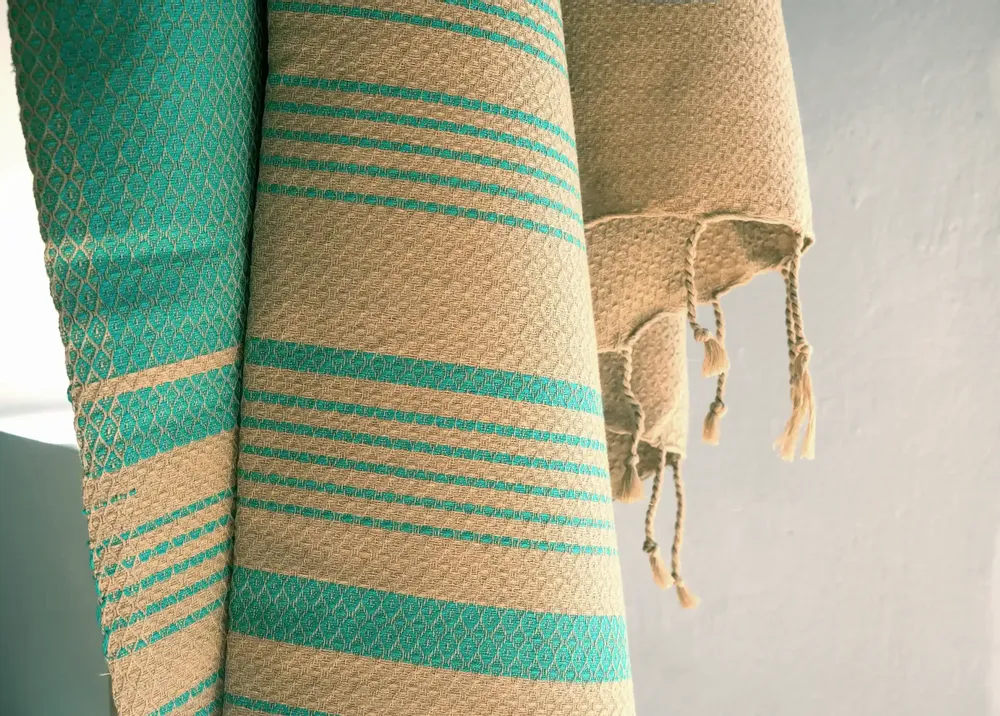 Serviettes de bain - FOUTA EN COTON BIOLOGIQUE - Collection SAND- Couleur SABLE & BLEU ALIZE - KARAWAN AUTHENTIC