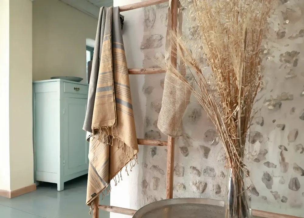 Serviettes de bain - FOUTA EN COTON BIOLOGIQUE - Collection SAND- Couleur SABLE & BLEU DE CHINE - KARAWAN AUTHENTIC