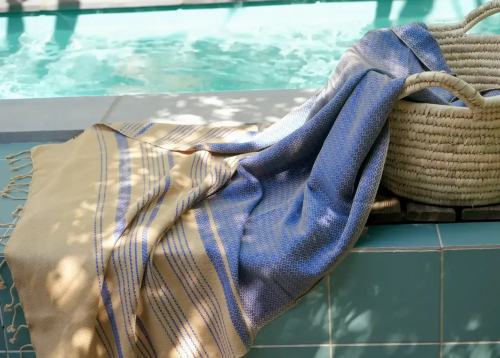 Serviettes de bain - FOUTA EN COTON BIOLOGIQUE - Collection SAND- Couleur SABLE & BLEU IMPERIAL - KARAWAN AUTHENTIC