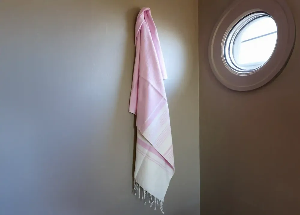 Serviettes de bain - FOUTA EN COTON BIOLOGIQUE - Collection WHITE SAND- Couleur BLANC & PARME - KARAWAN AUTHENTIC