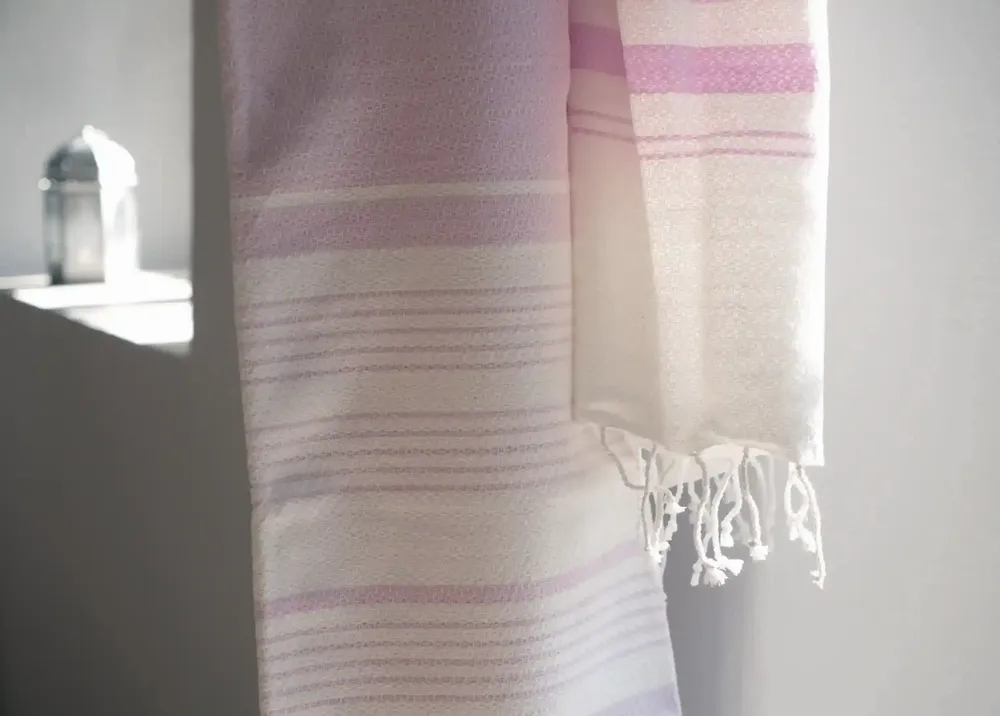 Serviettes de bain - FOUTA EN COTON BIOLOGIQUE - Collection WHITE SAND- Couleur BLANC & PARME - KARAWAN AUTHENTIC