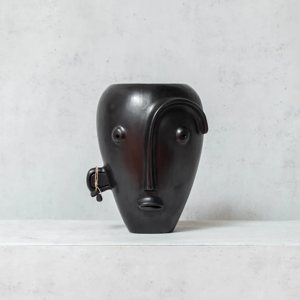 Pièces uniques - Vase à tête en argile noire avec boucle d'oreille - HUAKAL