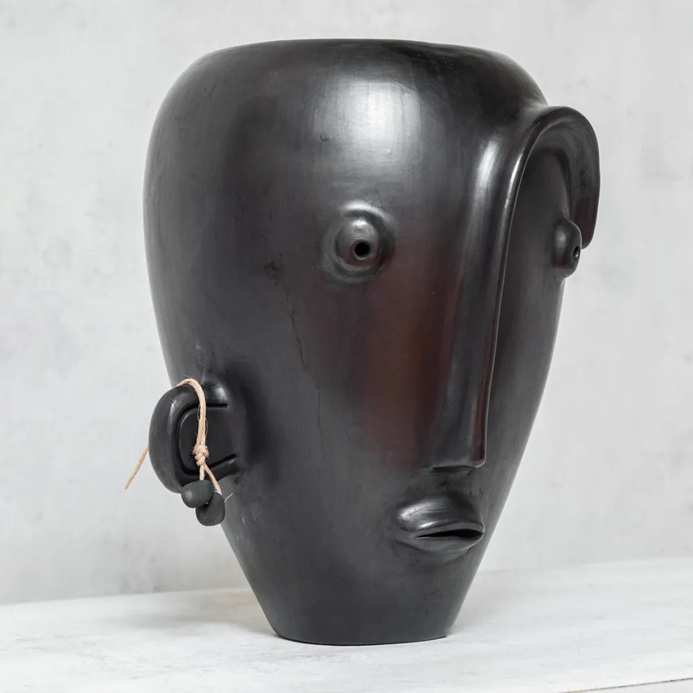 Pièces uniques - Vase à tête en argile noire avec boucle d'oreille - HUAKAL