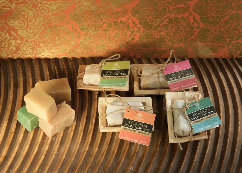 Cadeaux - POCHON 4 MINI SAVONS AYURVEDIQUES - KARAWAN AUTHENTIC