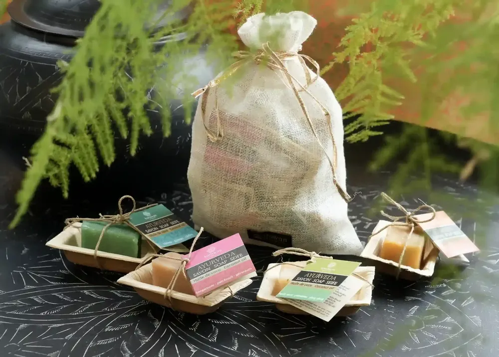 Cadeaux - POCHON 4 MINI SAVONS AYURVEDIQUES - KARAWAN AUTHENTIC