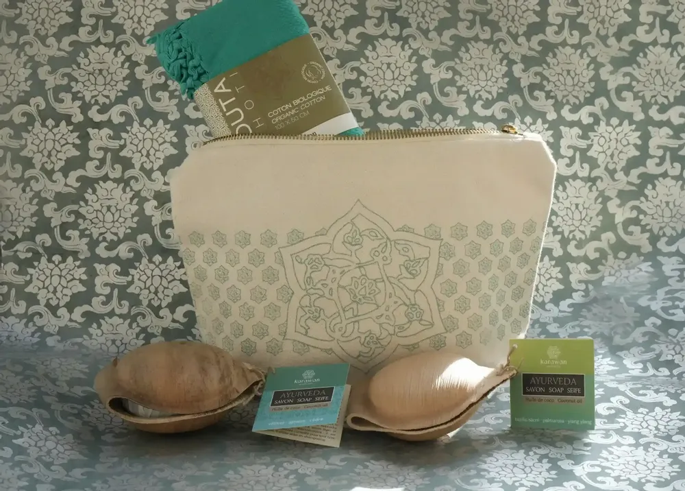Coffrets et boîtes - TROUSSE CADEAU BIEN-ÊTRE AYURVÉDA - SOIN KERALA NOTE BOISEE - KARAWAN AUTHENTIC