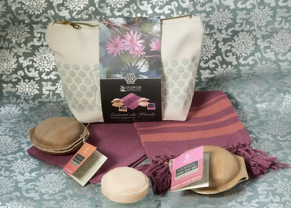 Coffrets et boîtes - TROUSSE BIEN-ÊTRE AYURVÉDA - SOIN KERALA NOTE FLEURIE - KARAWAN AUTHENTIC