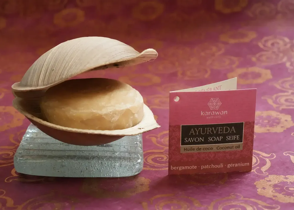Coffrets et boîtes - TROUSSE BIEN-ÊTRE AYURVÉDA - SOIN KERALA NOTE FLEURIE - KARAWAN AUTHENTIC